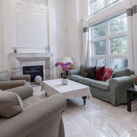 Luxurious Private Rooms In 列治文 外观 照片