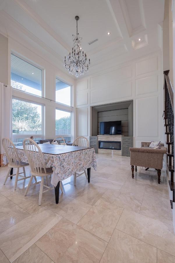 Luxurious Private Rooms In 列治文 外观 照片