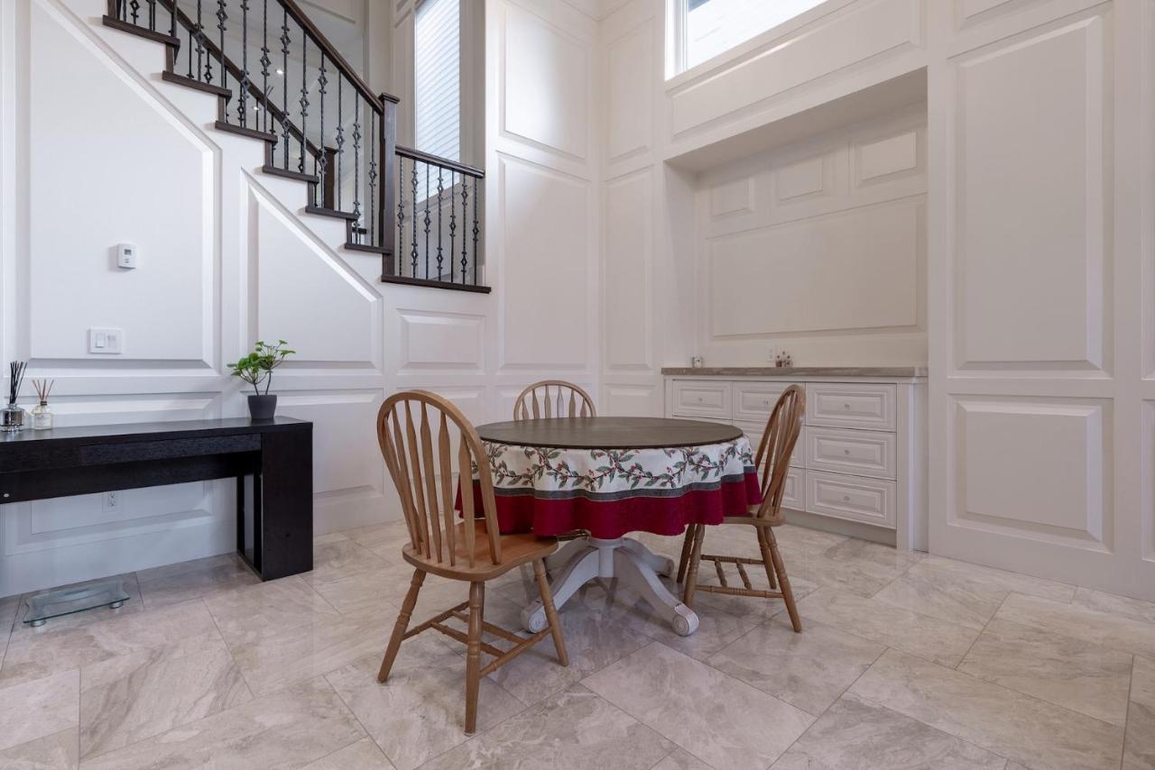 Luxurious Private Rooms In 列治文 外观 照片