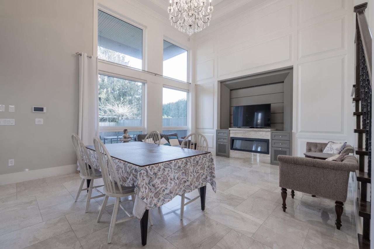 Luxurious Private Rooms In 列治文 外观 照片