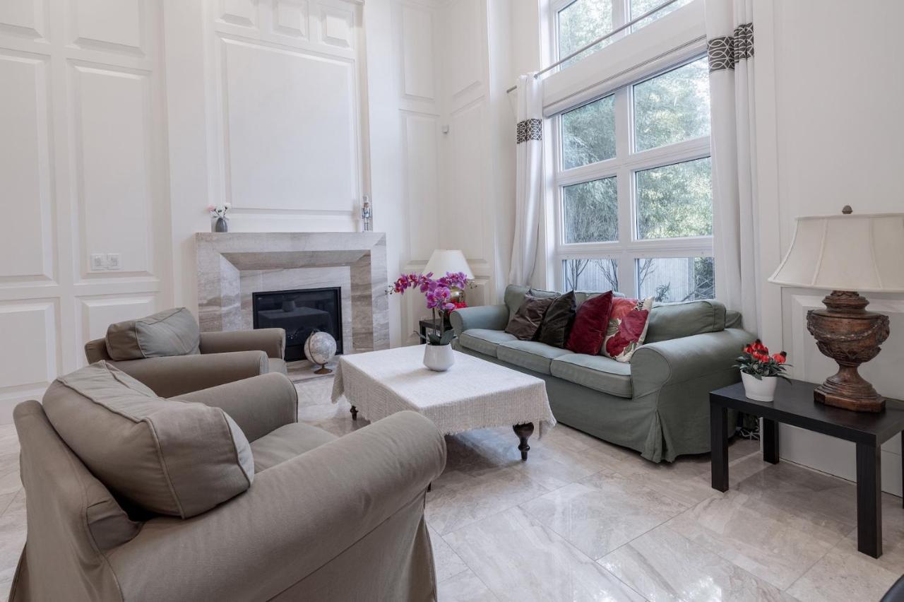 Luxurious Private Rooms In 列治文 外观 照片