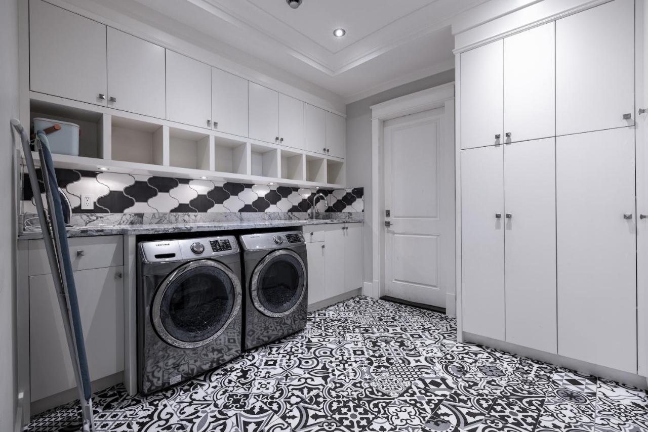 Luxurious Private Rooms In 列治文 外观 照片
