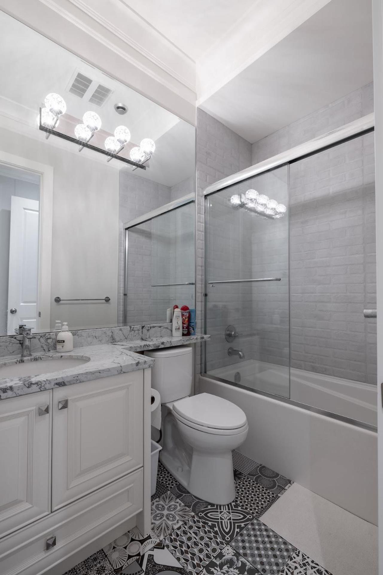 Luxurious Private Rooms In 列治文 外观 照片