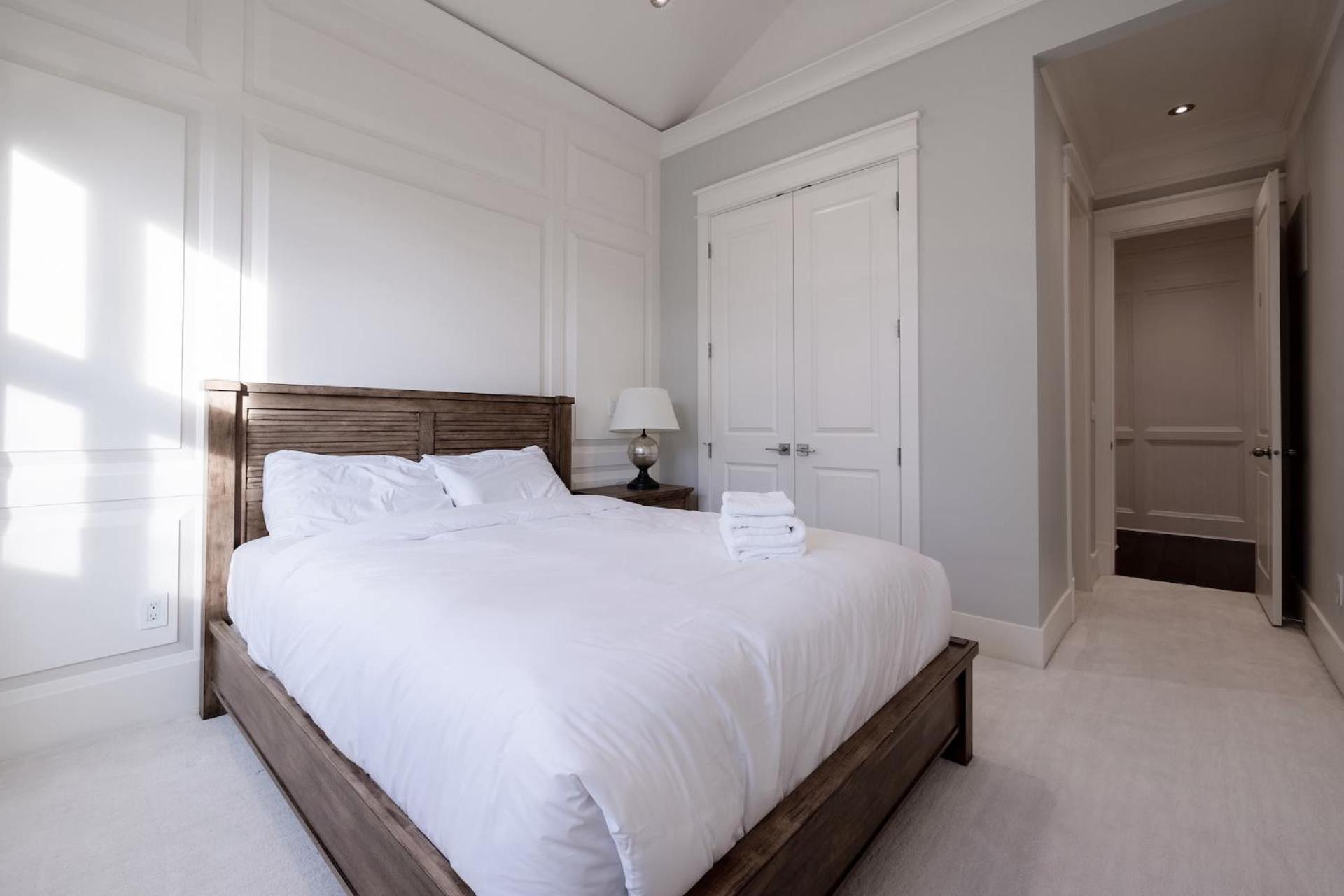 Luxurious Private Rooms In 列治文 外观 照片